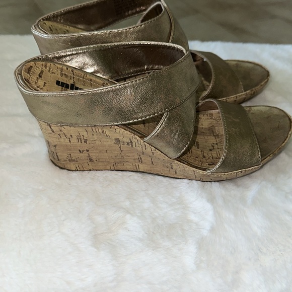 Unlisted Web of Love gold wedge sandals - Picture 3 of 7